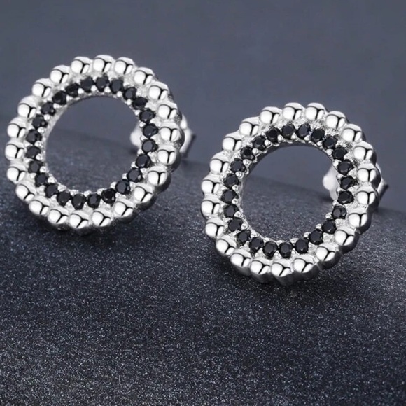 🌟 Silver Circle Black Diamond* Stud Earring - Picture 2 of 5
